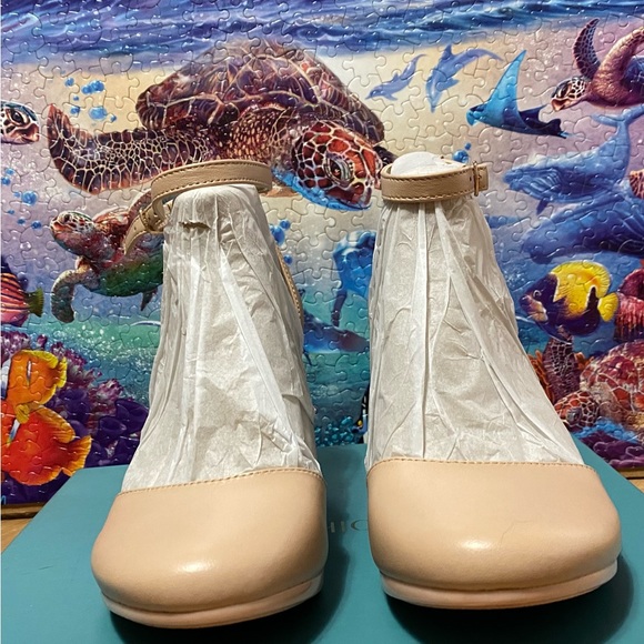 Pashion Footwear convertible heels. Size 5 - Picture 4 of 11